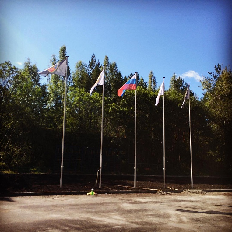 Поставка и монтаж 8-ми метрового флагштока в землю, печать флагов.